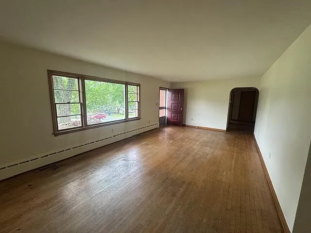 3 bed, 1.0 bath, 1700 sqft, $1,800 — Photo 4