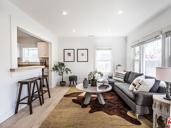 4th image of 850 Superba Ave