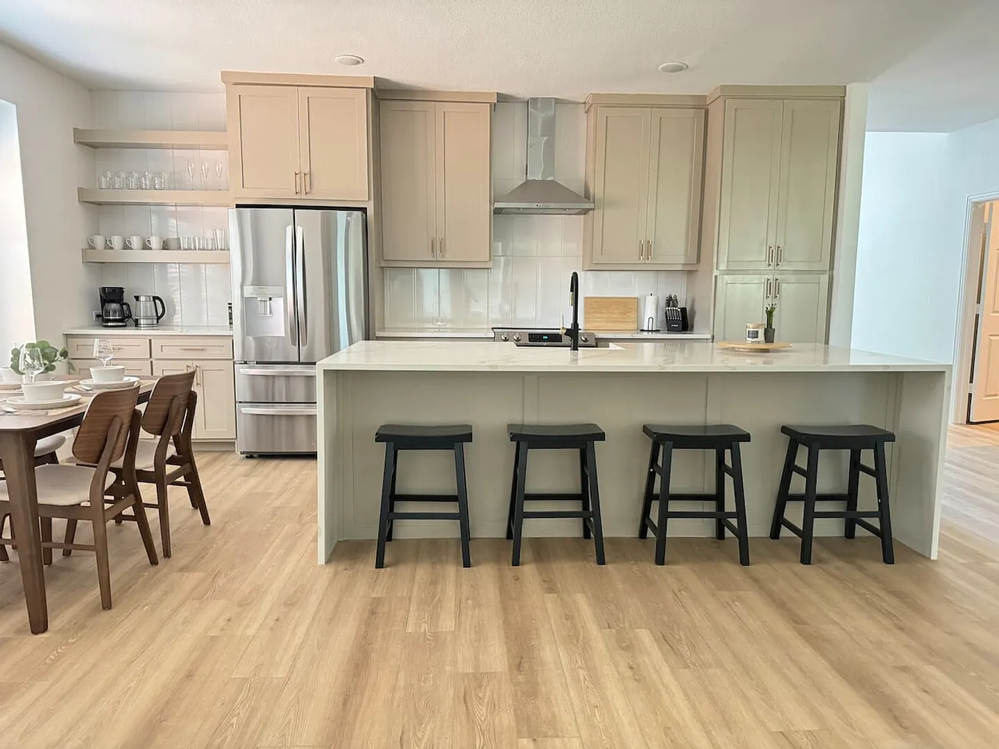 Beautiful Newly Renovated Home — Photo 3
