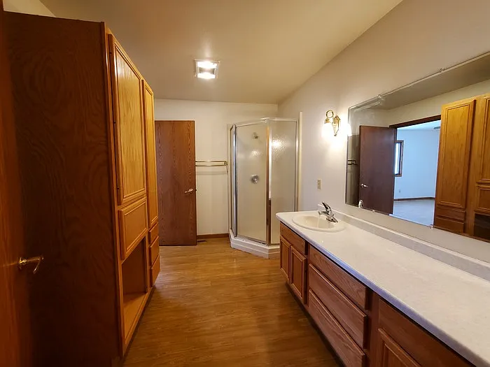 3 bed, 2.0 bath, 1600 sqft, $1,350 — Photo 3