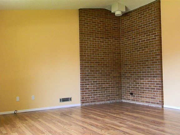 4th image of 1215 Robin Ln
