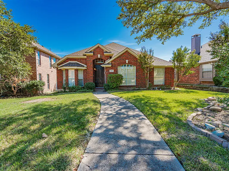 1875 Crestlake Dr — Photo 3