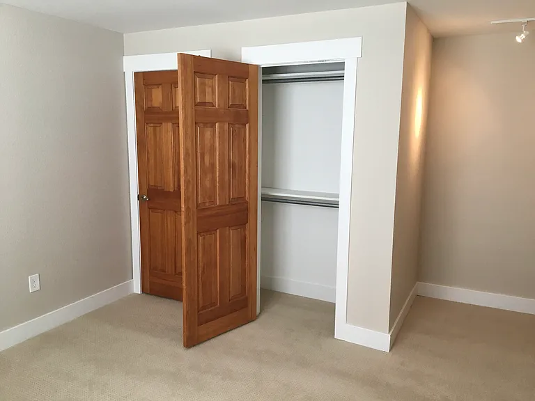 912 Kimbark St — Photo 3