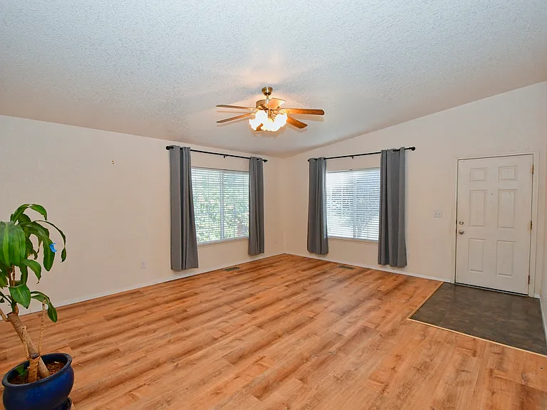 722 Strauss Ct — Photo 3