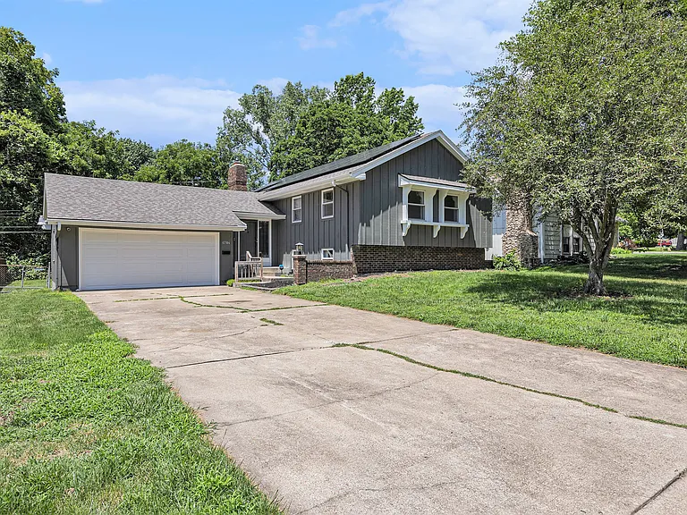 6704 Lakeshore Dr — Photo 1