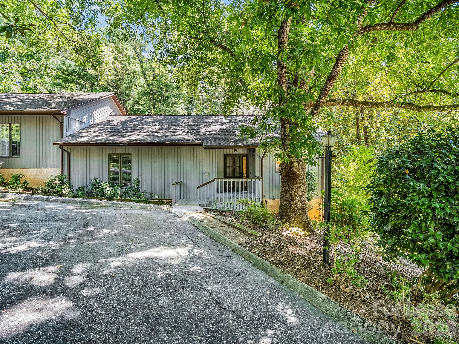 4 bed, 3.0 bath, 2630 sqft, $2,000 — Photo 2