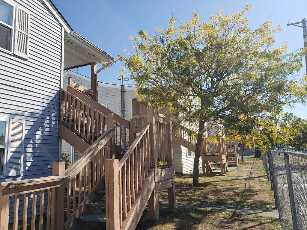 3 bed, 1300 sqft, $2,100 — Photo 2