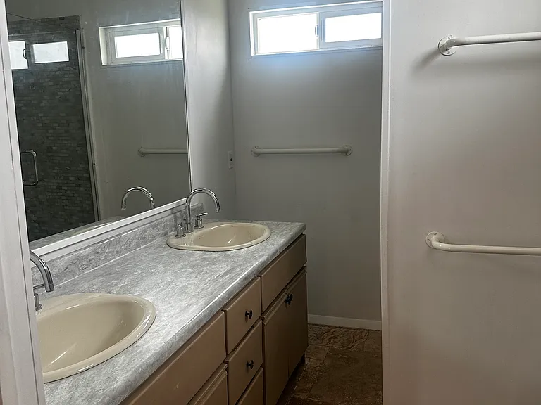 520 W Leann Ln — Photo 9