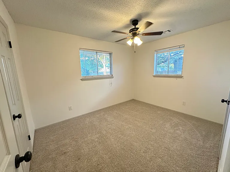 817 NW 9th St — Photo 17