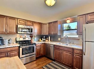 173 Lakeview Ct #A, Pewaukee, WI 53072