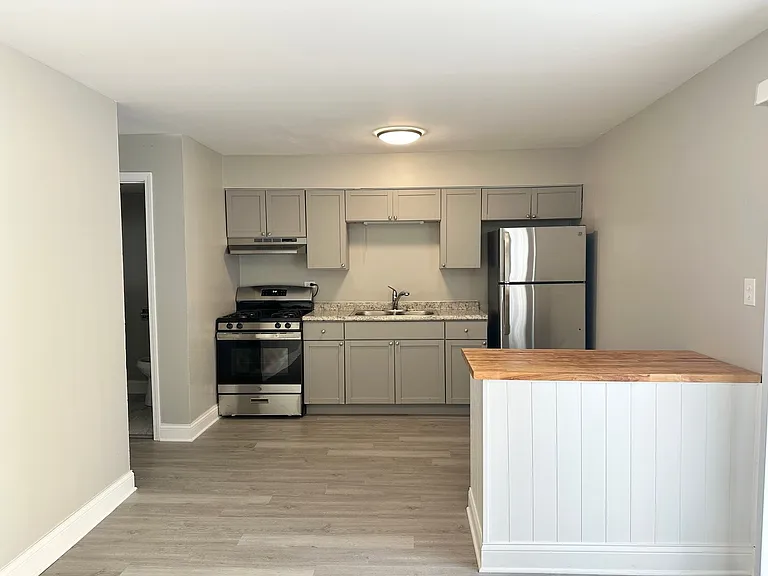 1719 E Roosevelt Rd #2 — Photo 4