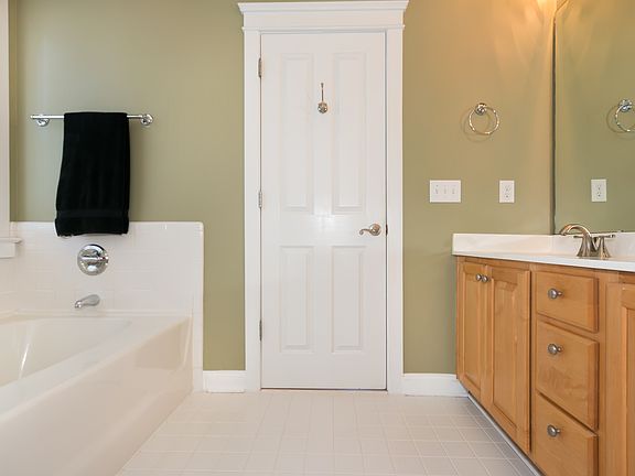 4th image of 136 Windy Knoll Ln