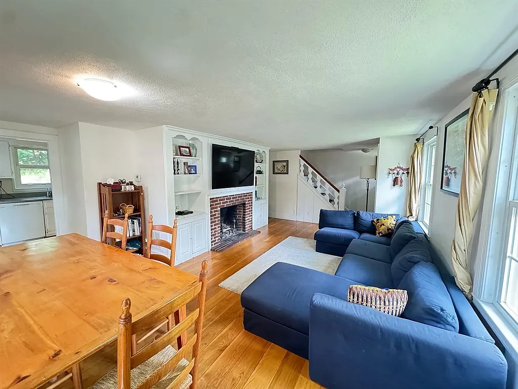 4 bed, 2.5 bath, 2019 sqft, $4,400 — Photo 3