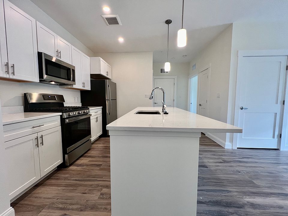 Beautiful gourmet kitchen fully equipped