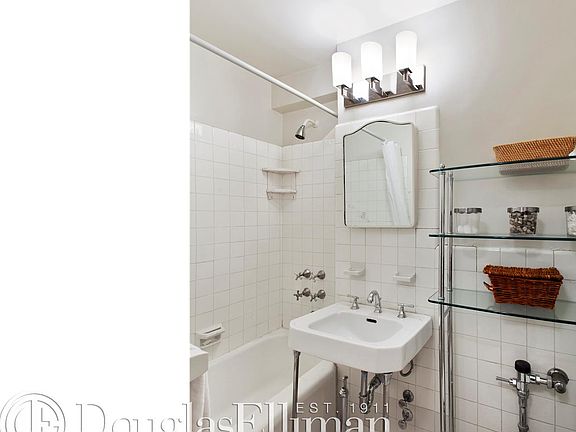 5th image of 330 E 79th St APT 6F