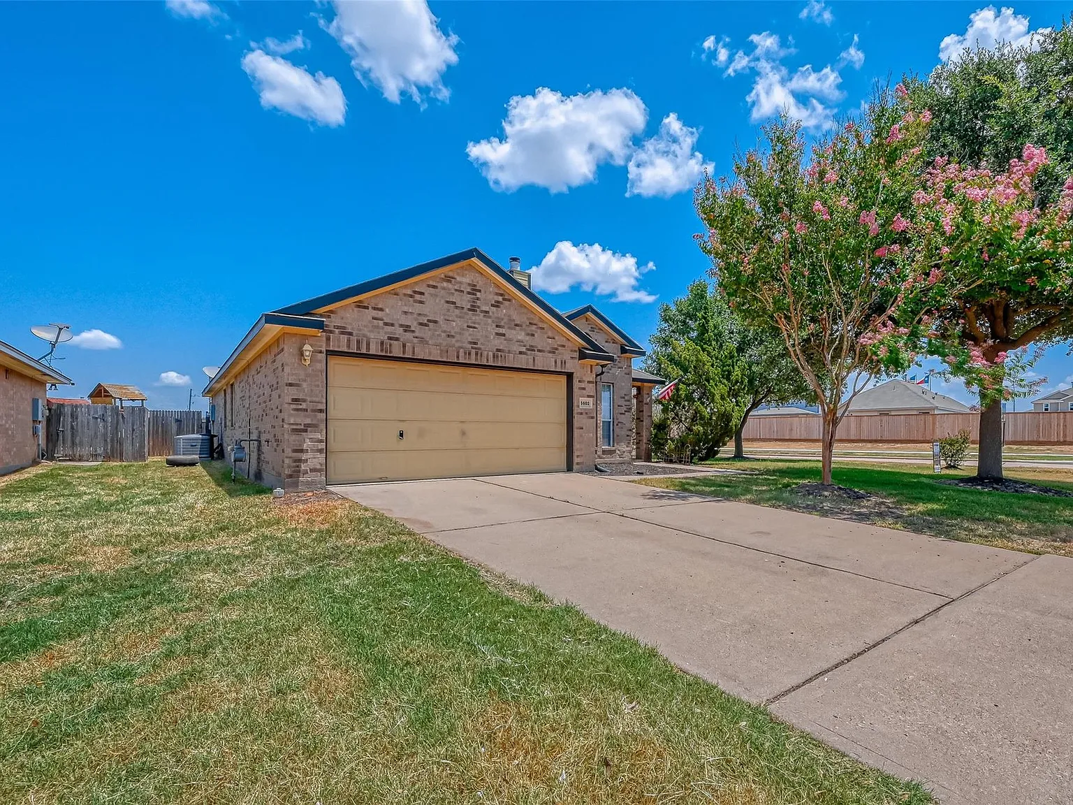3 bed, 2.0 bath, 1450 sqft, $1,895 — Photo 2