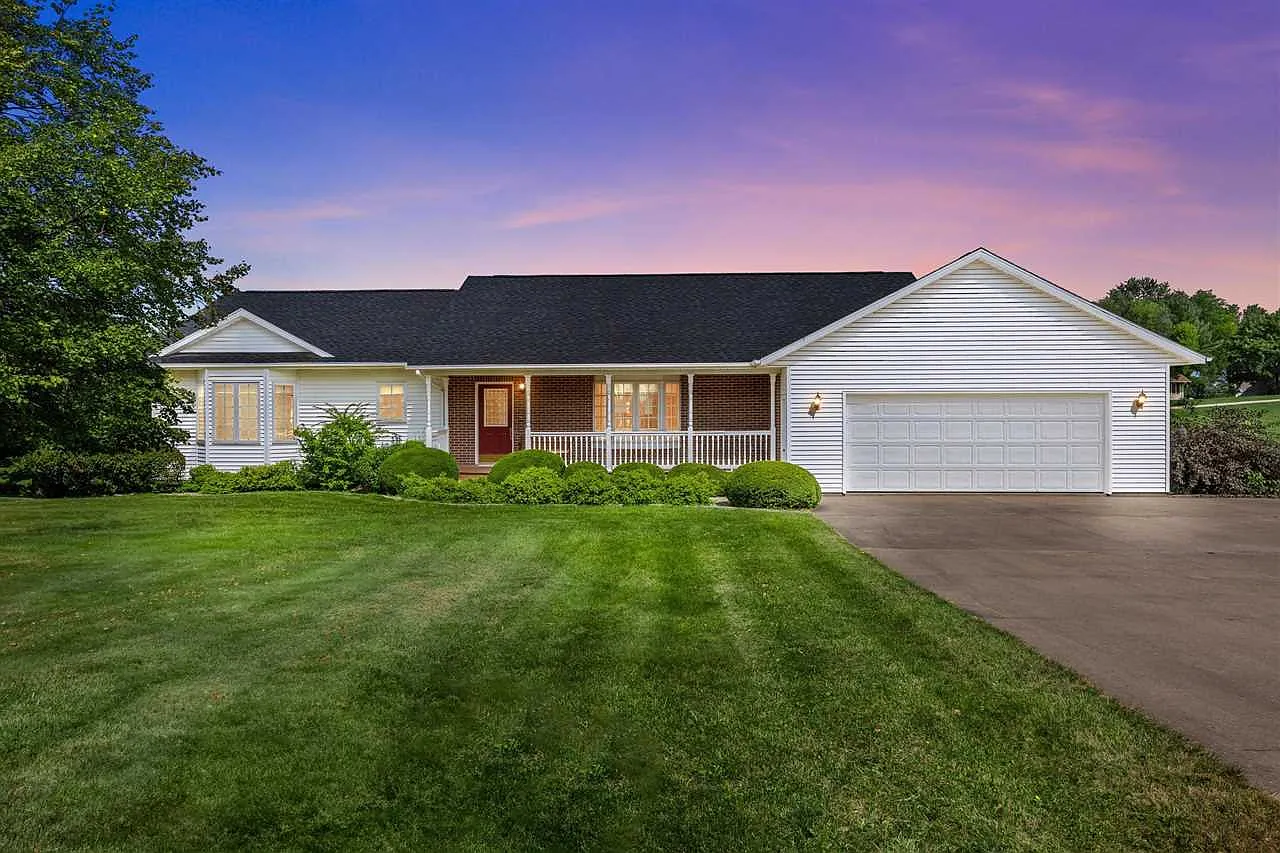 2914 Skyview Ln NE photo 1