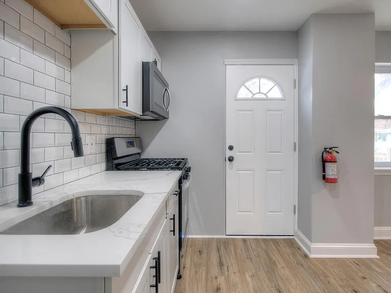 1327 Jackson St — Photo 4
