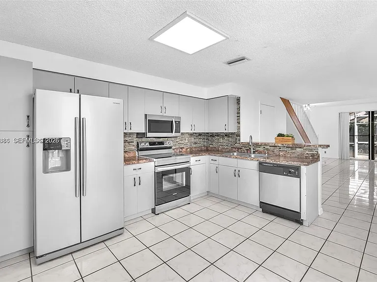 800 Sorrento Dr #2 — Photo 2