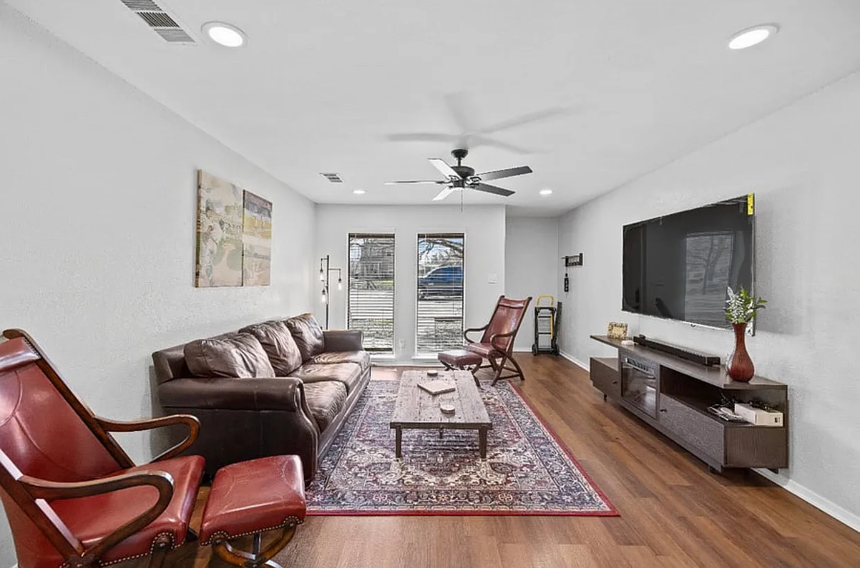 2 bed, 1041 sqft, $3,750 — Photo 4