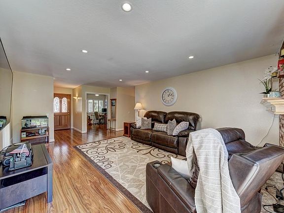 3rd image of 310 Henderson Dr