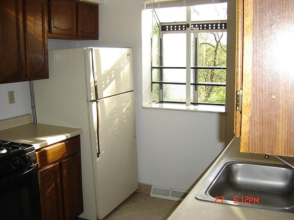 Kitchen w/stove, refridgerator