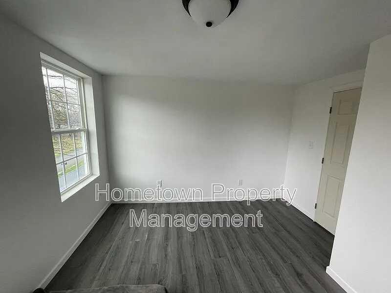 Building Photo - 252 River Rd #A