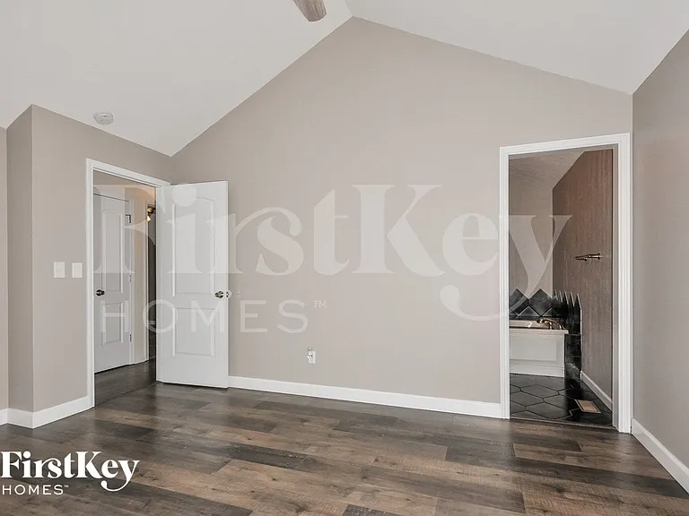 202 Barrington Dr — Photo 8