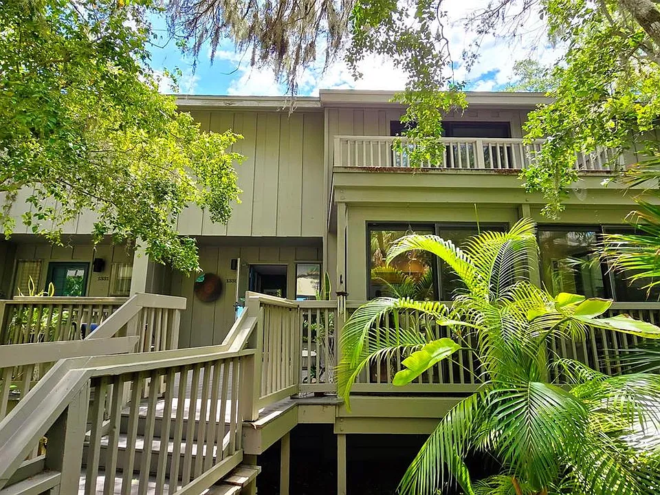 1335 Landings Dr #9