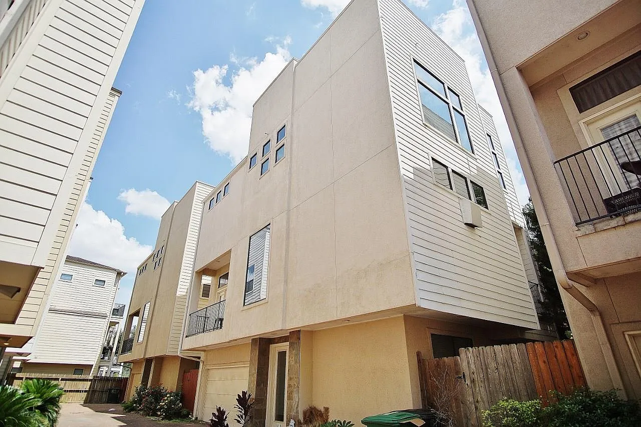 3 bed, 3.5 bath, 2483 sqft, $3,100 — Photo 1