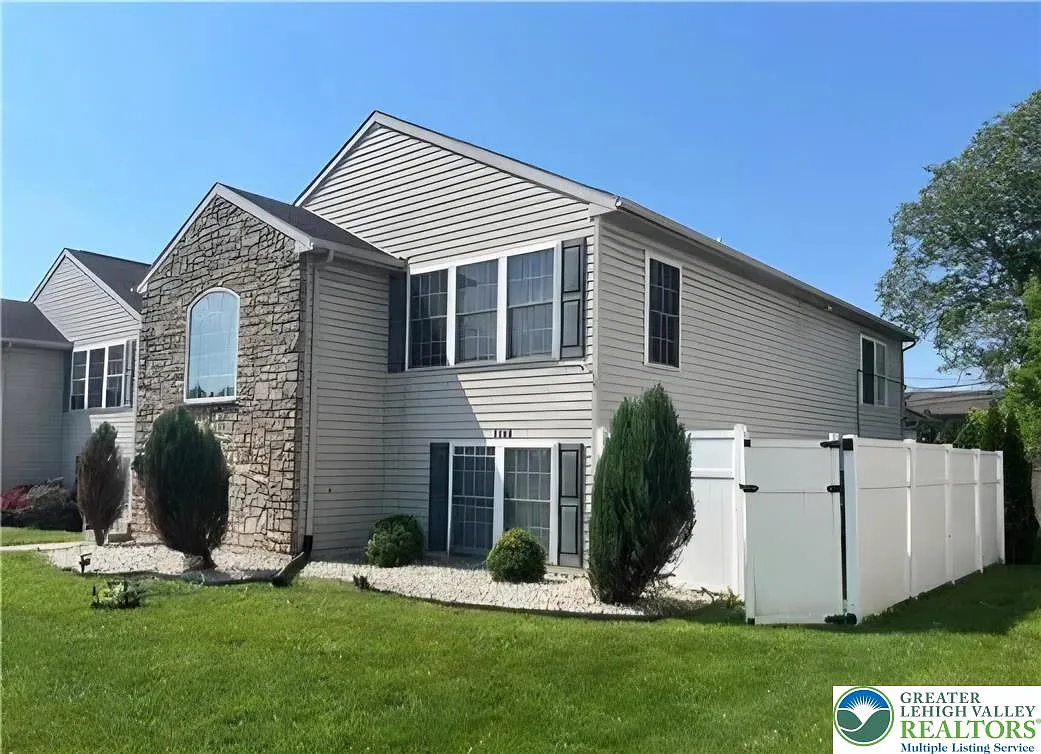 3 bed, 1.0 bath, 1400 sqft, $2,400 — Photo 1