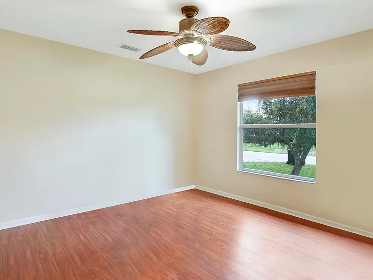 1198 SE Petunia Ave — Photo 5