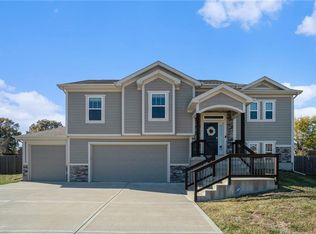 1400 NE 182nd St, Smithville, MO 64089