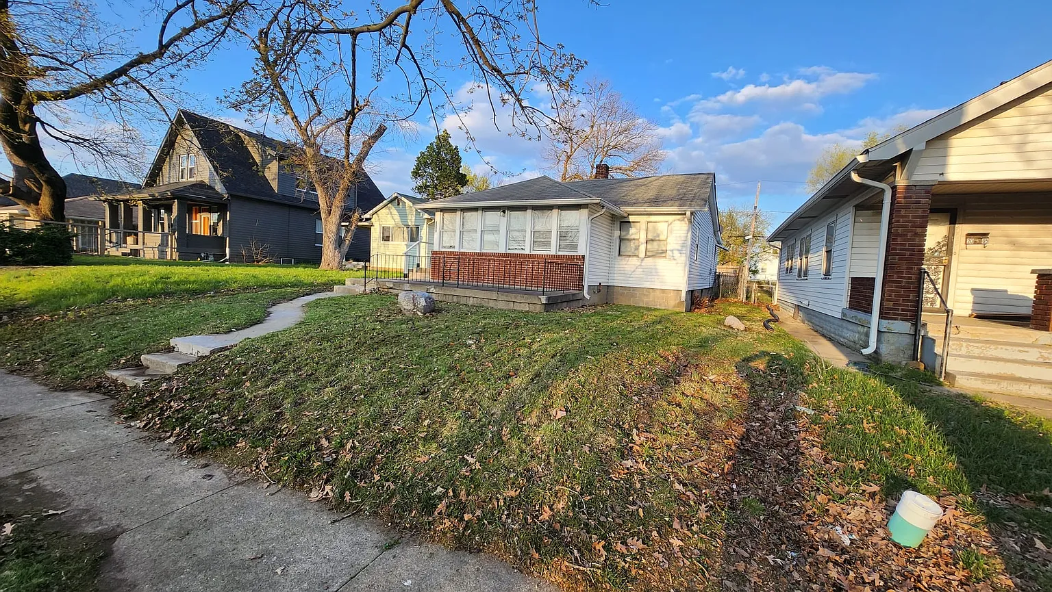 2009 E Riverside Dr photo 1