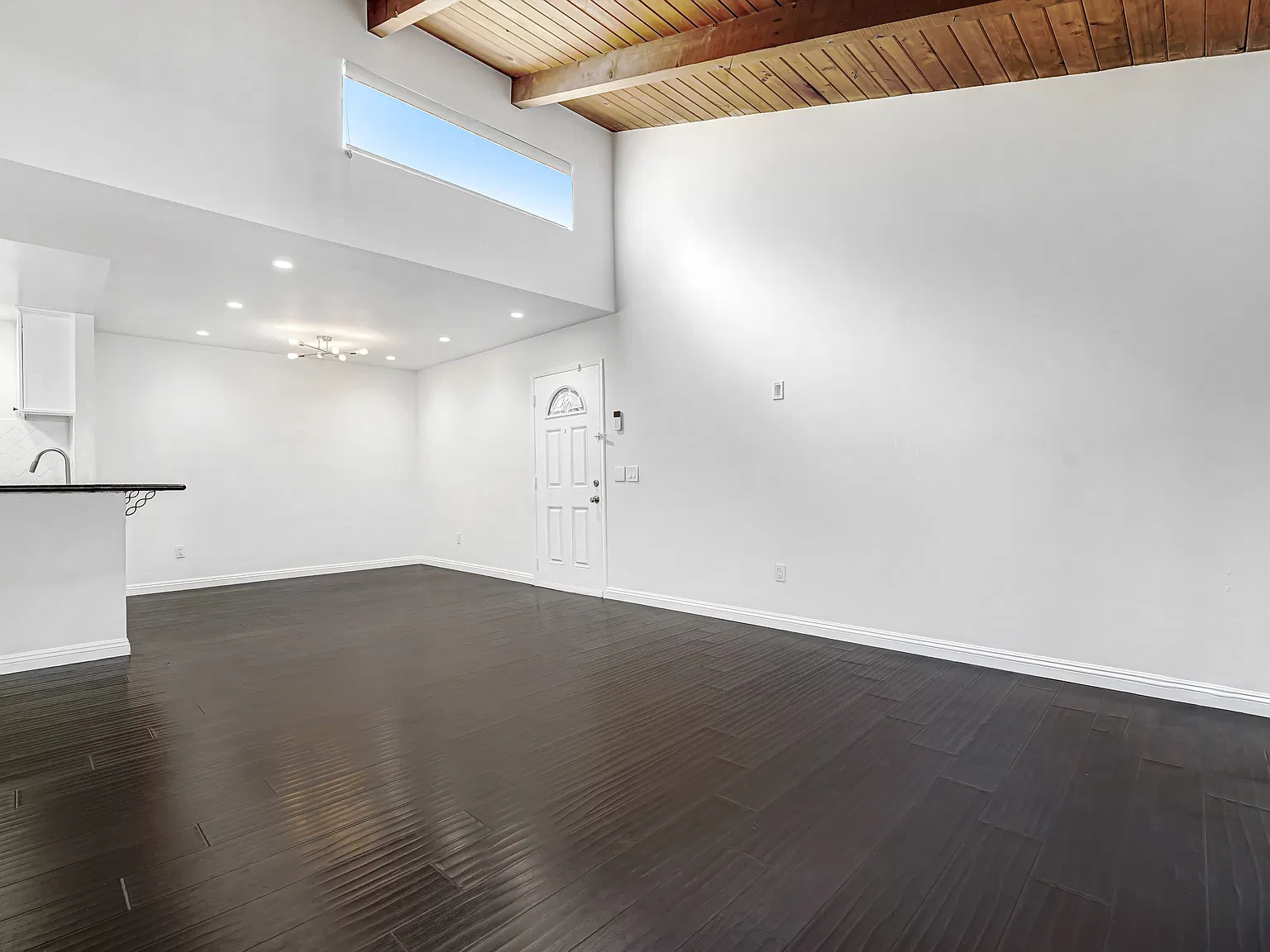 10331 Lindley Ave — Photo 3