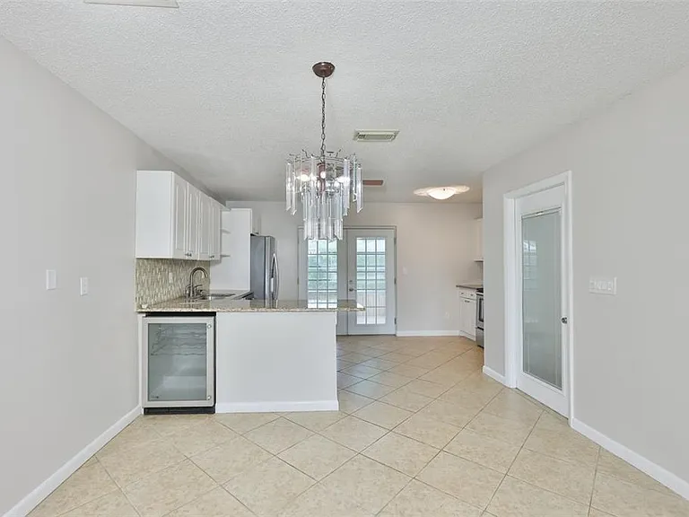 207 Islip Way — Photo 8
