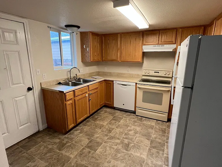 412 Cribbon Ave — Photo 5