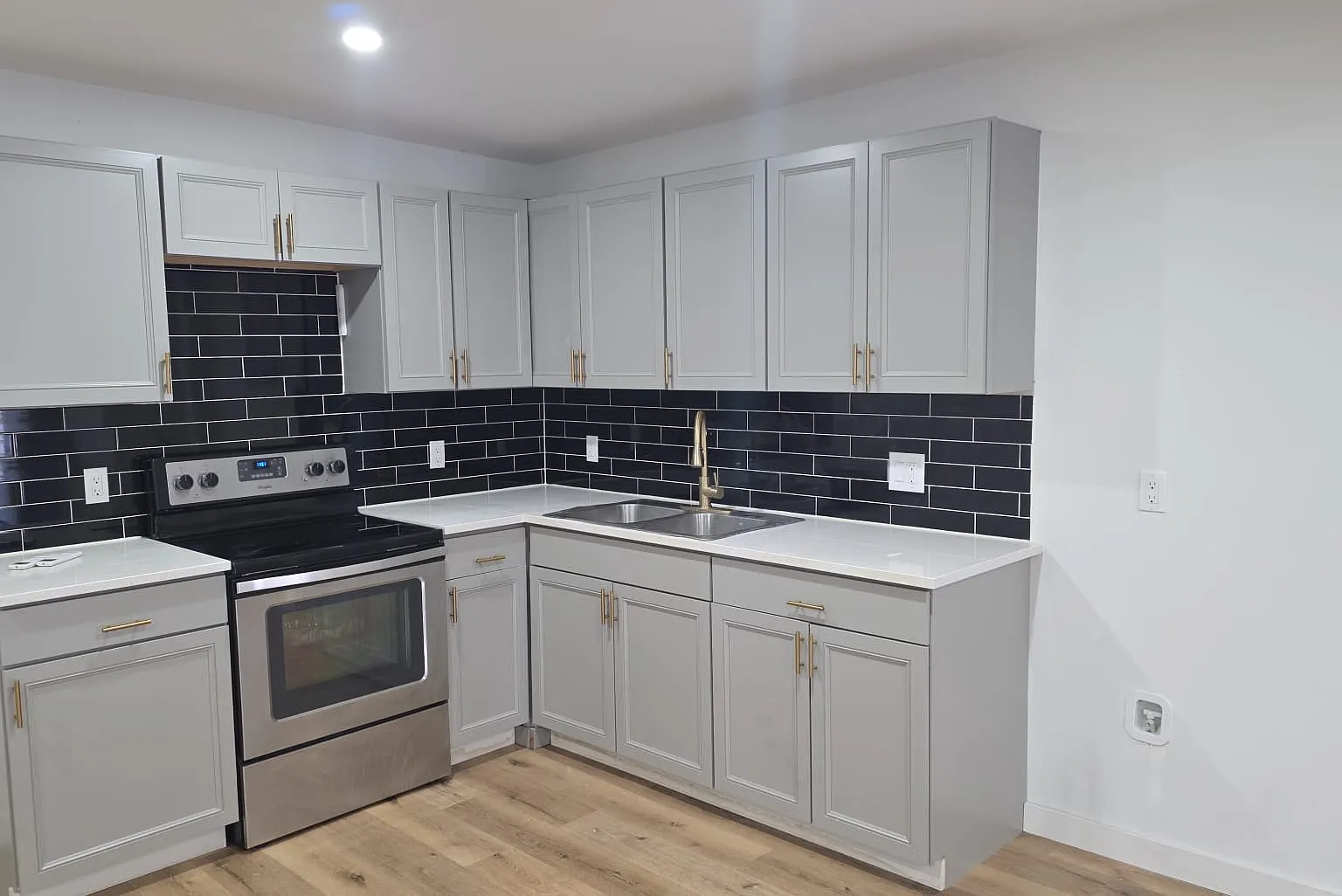 5 bed, 2300 sqft, $2,200 — Photo 4
