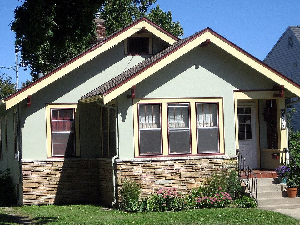 Adorable Craftsman bungalow in great location!
