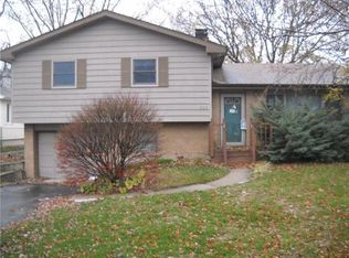 203 Oakleaf Rd, Lake In The Hills, IL 60156