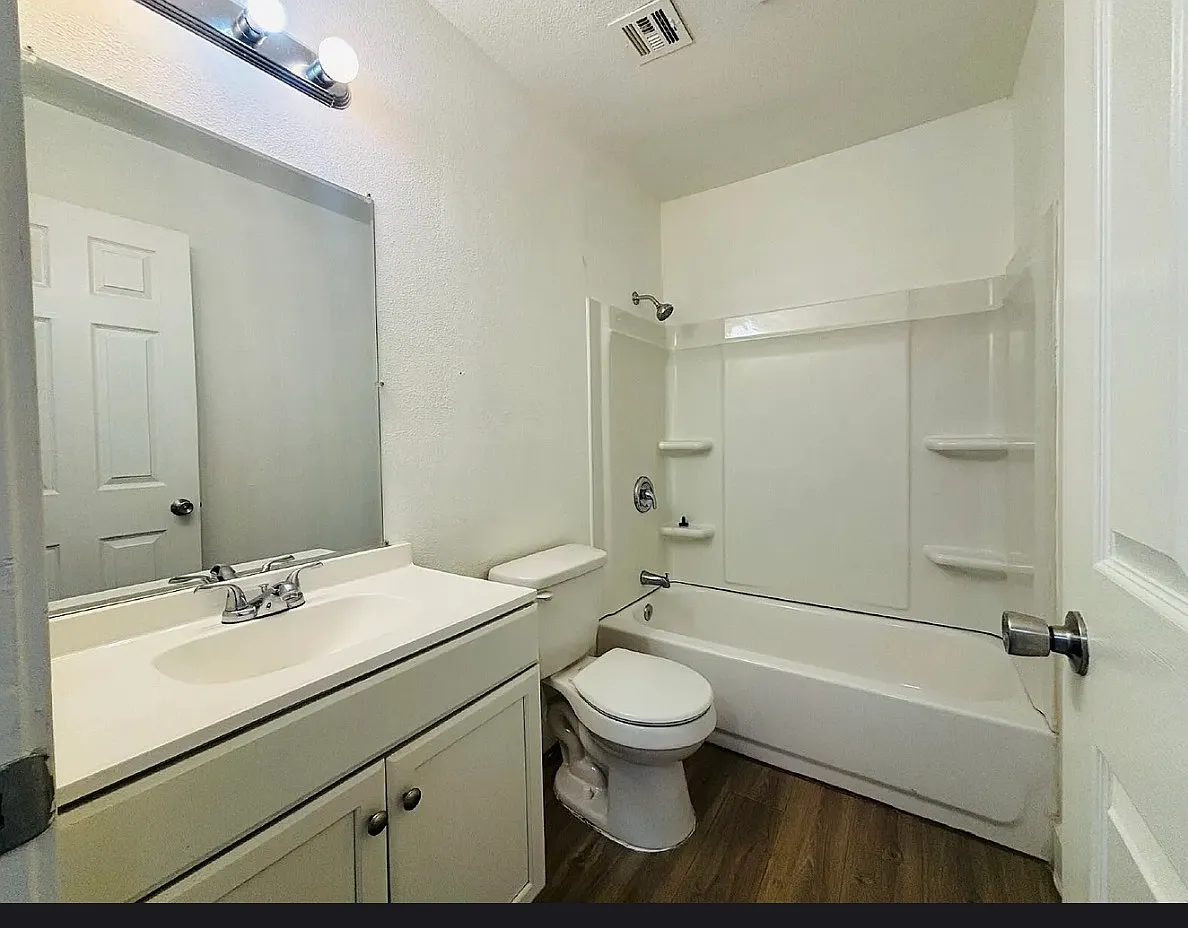 2 bed, $1,300 — Photo 3