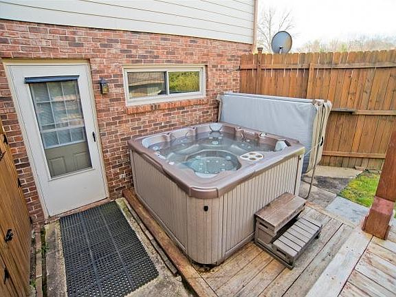 4th image of 212 Hemlock Ln