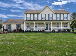 5 Cliffside Dr, Stewartsville, NJ 08886