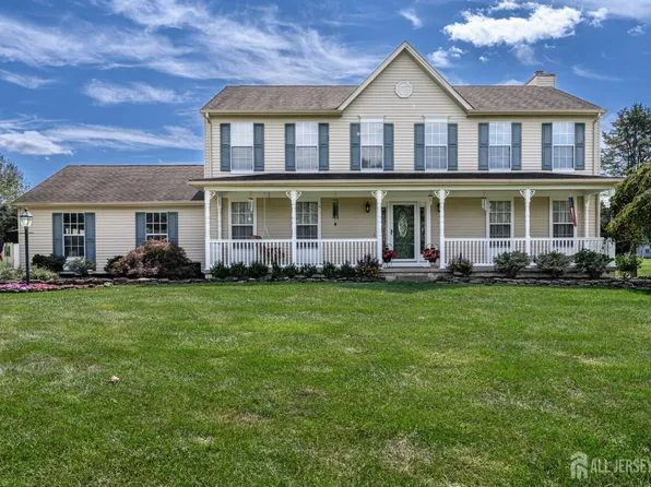 5 Cliffside Dr, Stewartsville, NJ 08886