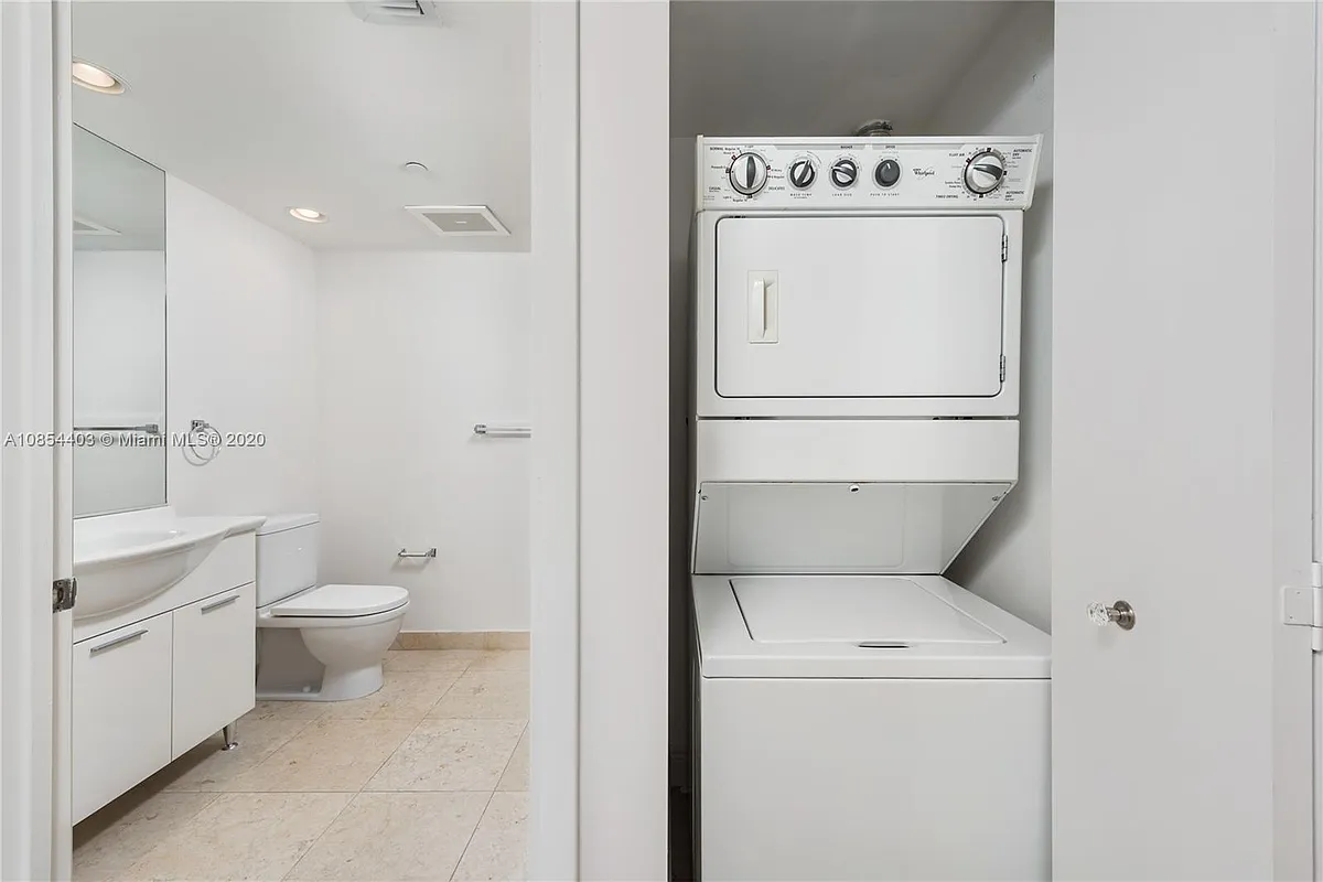 Building Photo - 475 Brickell Ave