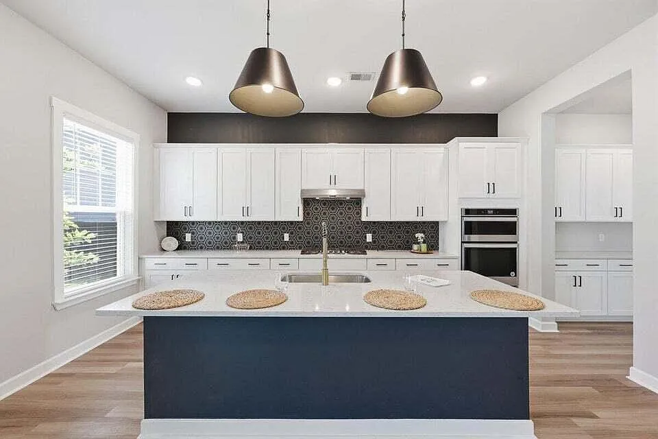 4 bed, 3.0 bath, 2740 sqft, $3,595 — Photo 4
