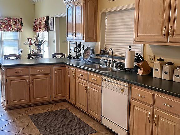 5th image of 321 River Wind Dr