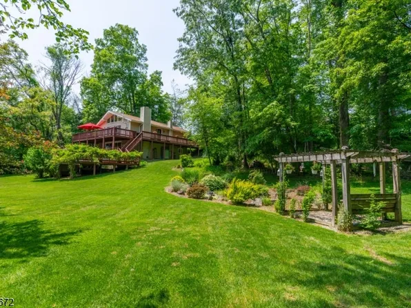 8 Chandoga Dr, Hampton Twp., NJ 07860