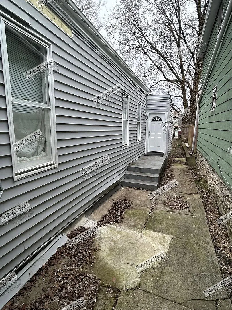 2 bed, 1.0 bath, 902 sqft, $1,295 — Photo 2