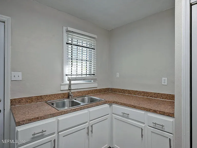 2036 W 11th St — Photo 10